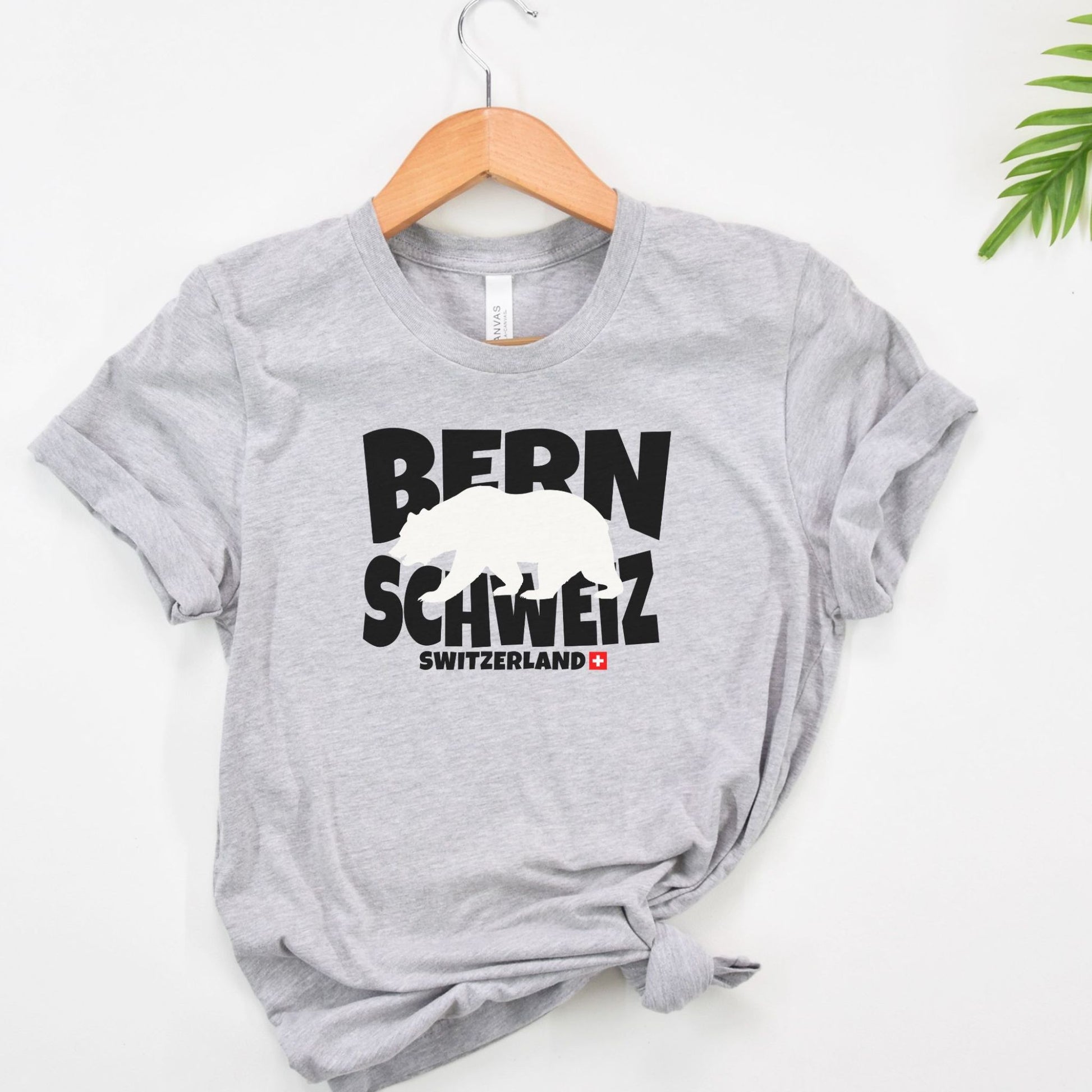 Swiss bear t-shirt in neutral color – perfect for representing Bern and exploring Switzerland. Athletic Gray