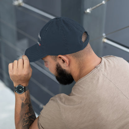 Hiking and adventure cap featuring Swiss mountains and a classic worn-in look 🏕️